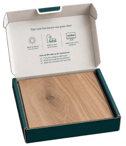Geopende doos met een houten vloerstaal